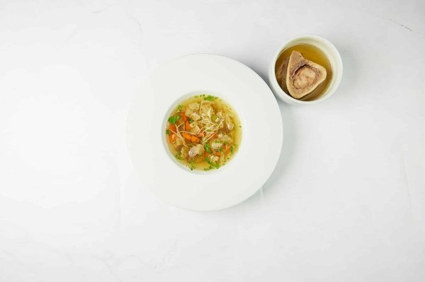 Come si realizza un brodo di carne con ossa di manzo e verdure per tortellini?