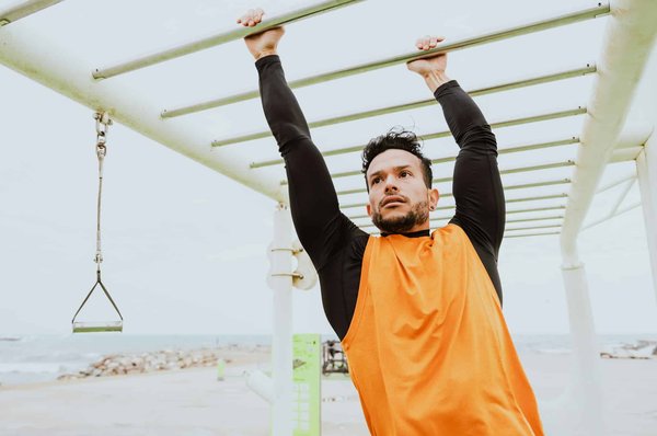 Quali sono gli esercizi di potenziamento muscolare specifici per giocatori di curling?